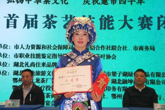 龙8long8肖云峰茶艺大赛唯美出镜用一杯茶传递两地情愫惊艳全场！