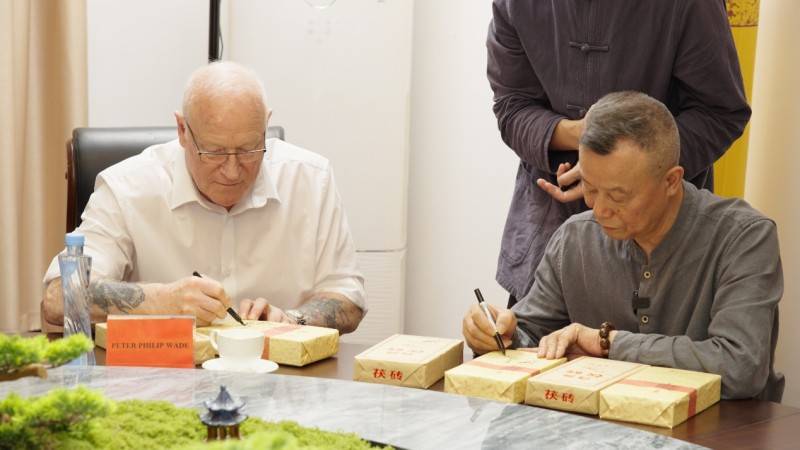 龙8long8，英国哈文特市市长到访肖鸿黑茶 共探黑茶功效与市场潜力