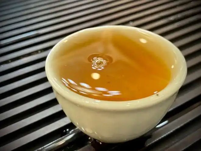 龙8long8，千年茶香：中国茶文化的历史脉络与当代传承